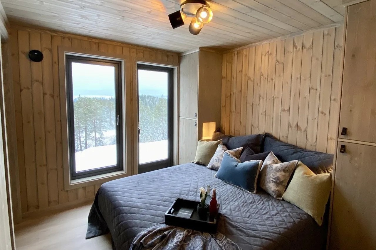 Hytta har fire soverom (bildet fra tilsvarende hytte oppgradert med plassbygde møbler) Galleribilde