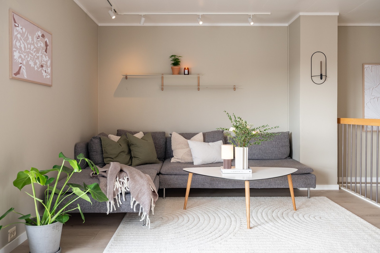 Lys og svært romslig stue på hele 30,3 kvadratmeter. Galleribilde