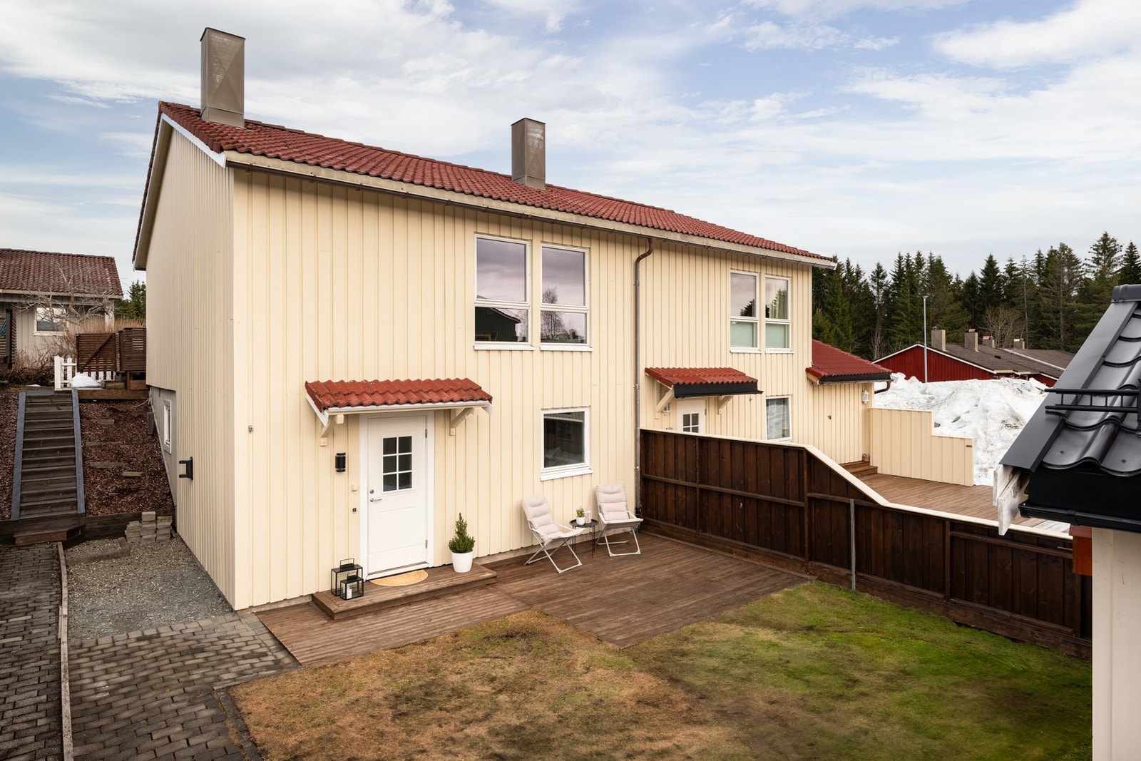 Boligen har sørvendt terrasse som gir godt med sol store deler av dagen. Galleribilde