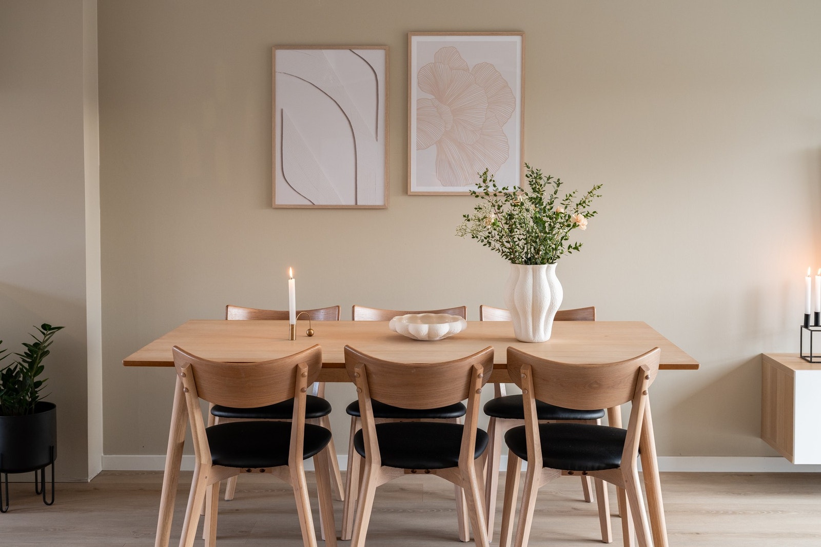 Spisegruppen finner sin naturlige plassering mellom kjøkkenet og stuen i 1.etasje. Galleribilde