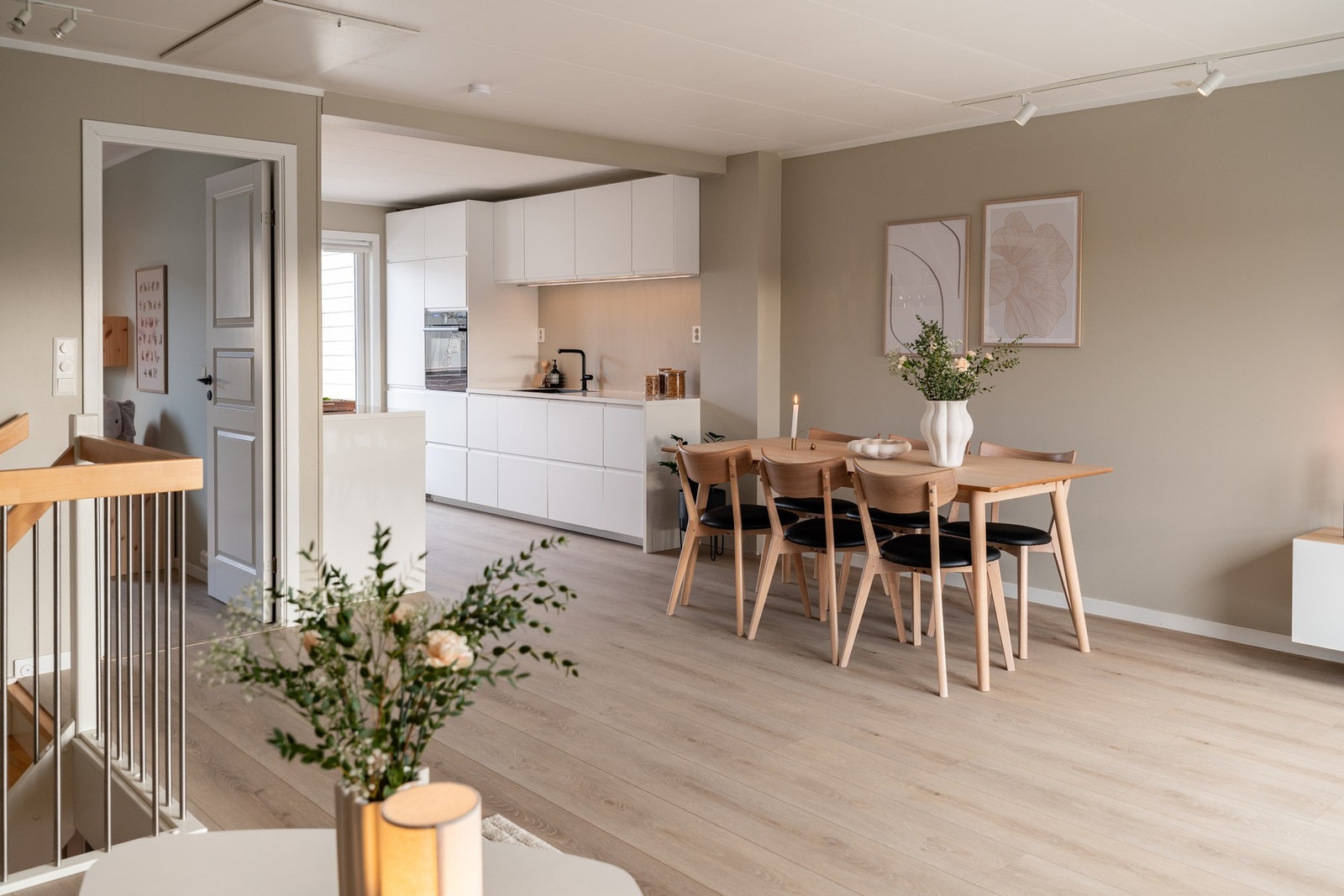 En moderne og smakfull halvpart i rolige og barnevennlige omgivelser. Galleribilde