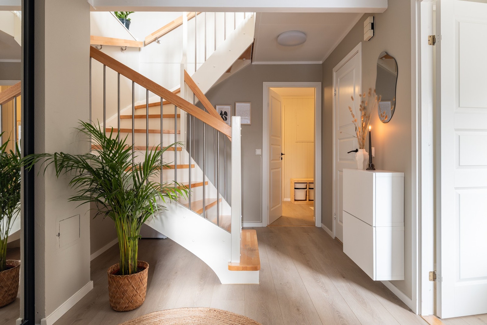 Romslig gang med trapp i sokkelen som måler hele 10.3 kvadratmeter. Galleribilde