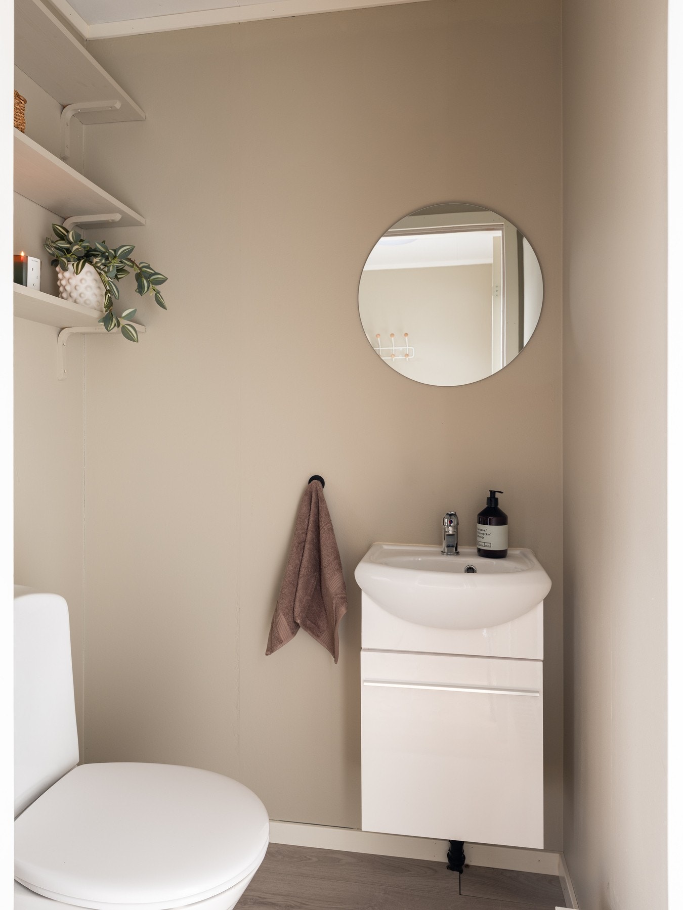 Eget toalettrom på 1,5 kvadratmeter, plassert i gangen like innenfor entré. Galleribilde