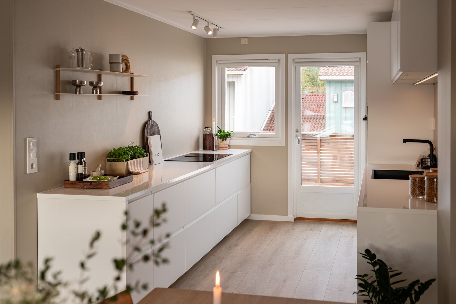 Elegant kjøkken med slette fronter på gode 9,2 kvadratmeter. Galleribilde