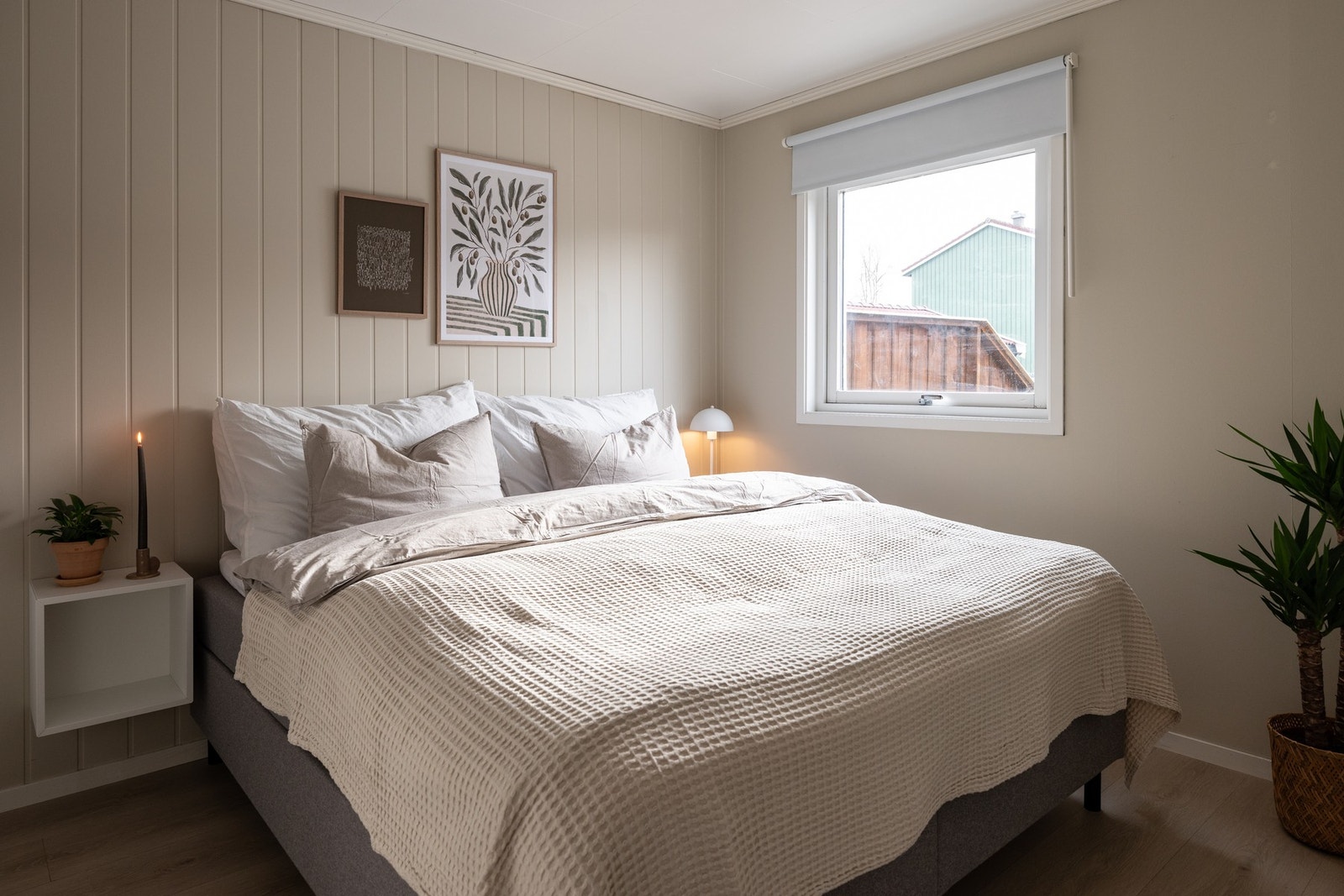 Lyst og fint soverom som rommer hele 10,5 kvadratmeter. Galleribilde