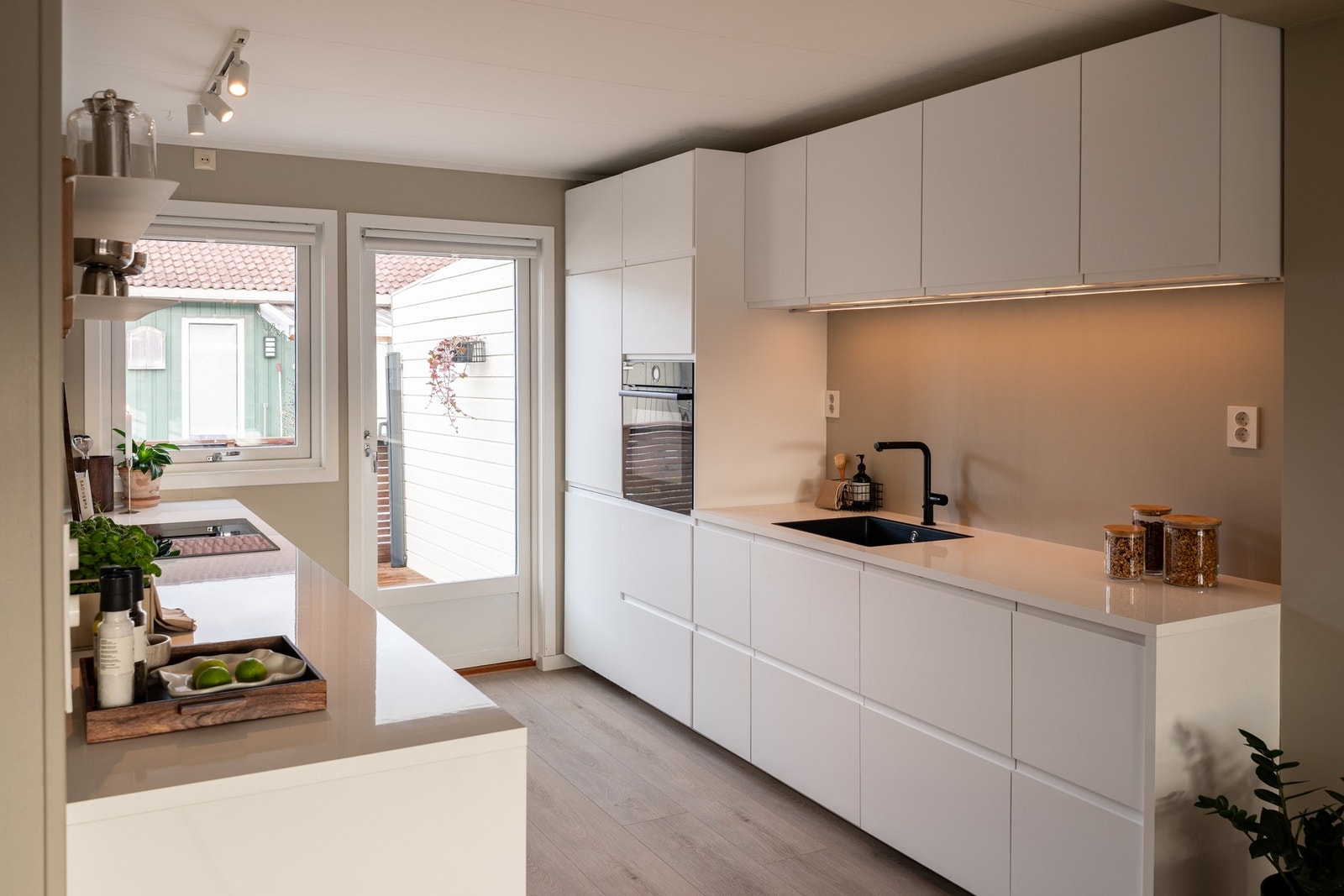 Romslig kjøkken, med både god lagringsplass og benkeplass. Galleribilde