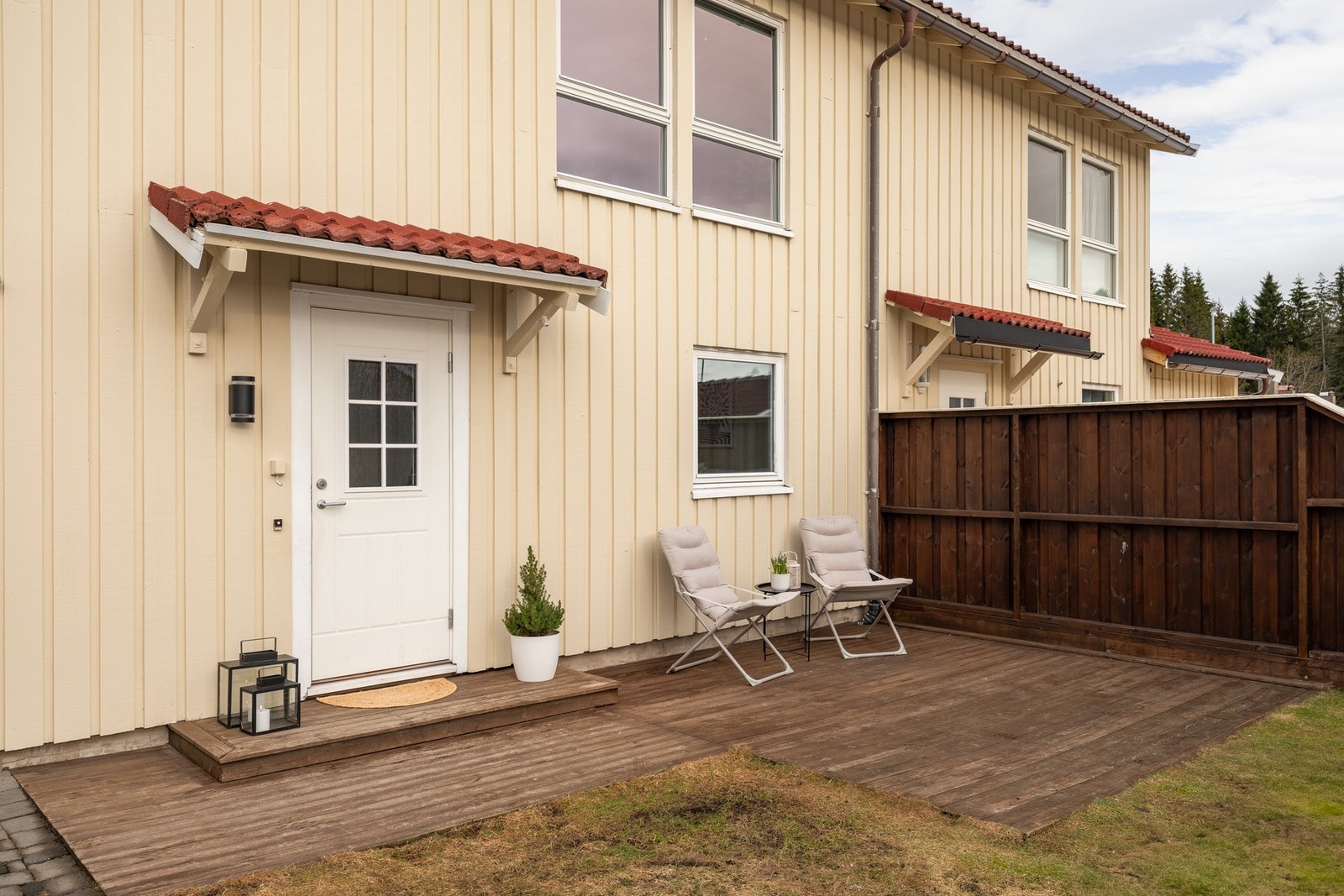 Fasaden ble malt sommeren 2023, samt terrasse beiset sommeren 2024. Galleribilde