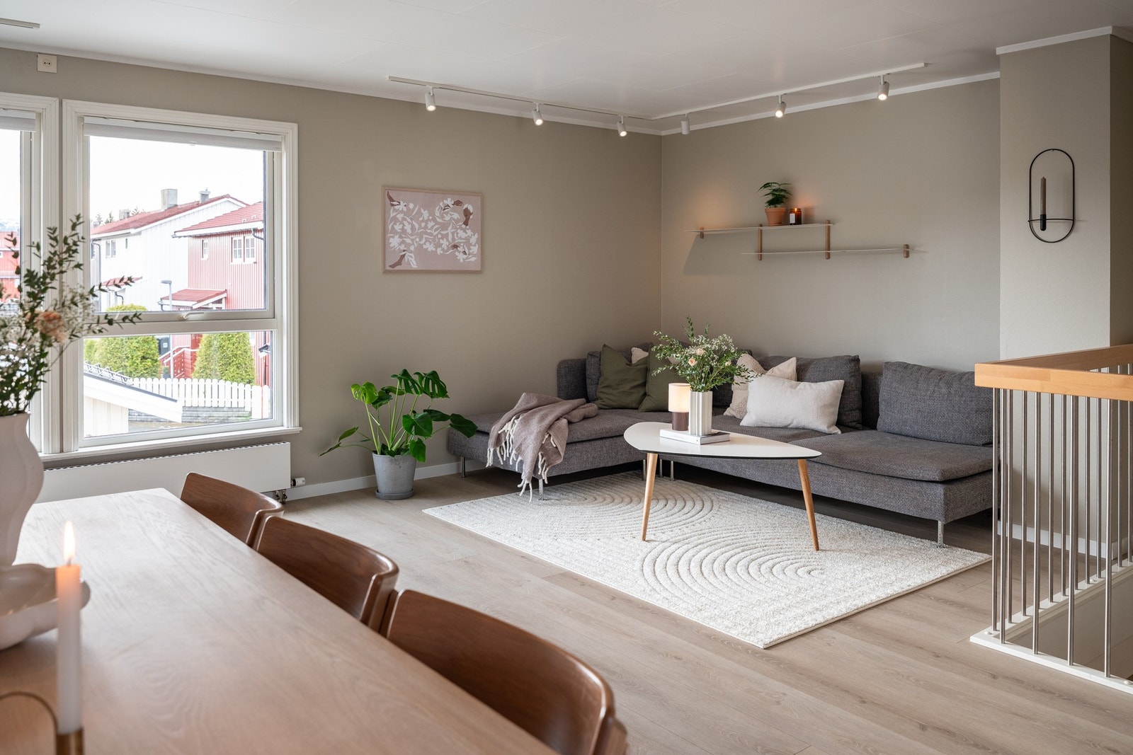 Her får du moderne design, en meget god planløsning og delikate fargevalg som hever boligen estetisk. Galleribilde