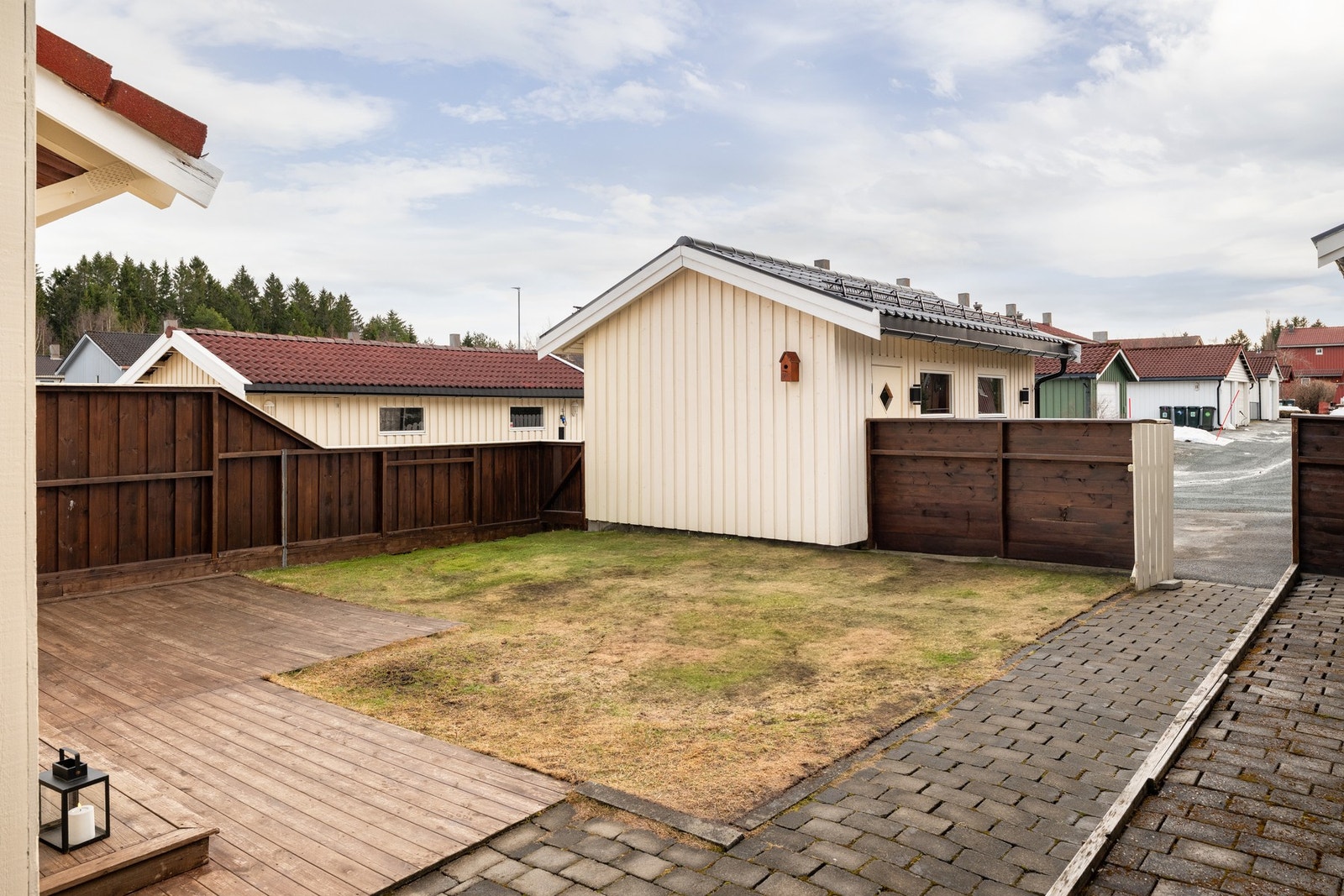 Garasjen er på hele 19 kvadratmeter og ble oppført i 2018. Galleribilde