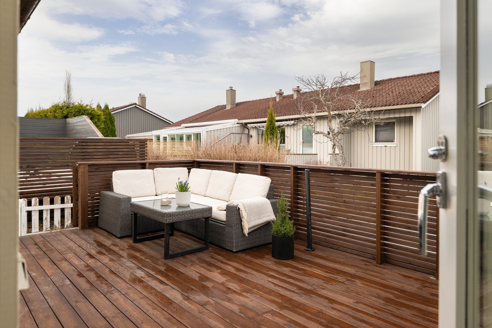 Fra kjøkkenet har man direkte utgang til en herlig uteplass. Galleribilde