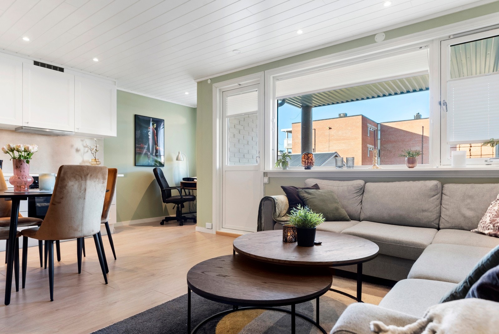 Lekkert innredet stue/kjøkken med god plass til både sofa og spisebord. Galleribilde