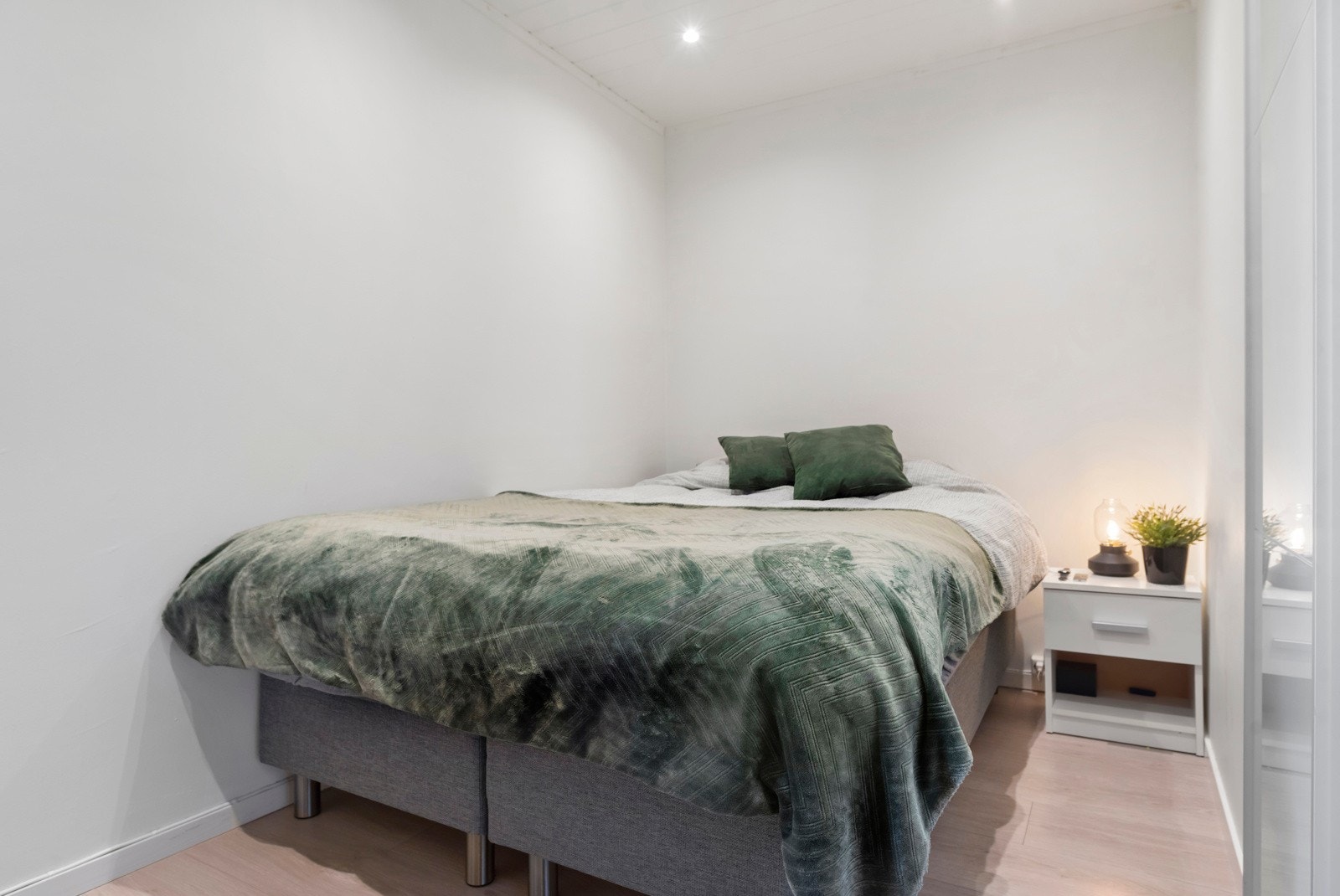 Soverom på 6,5m² med skyvedørsgarderobe som medfølger i handelen. Galleribilde