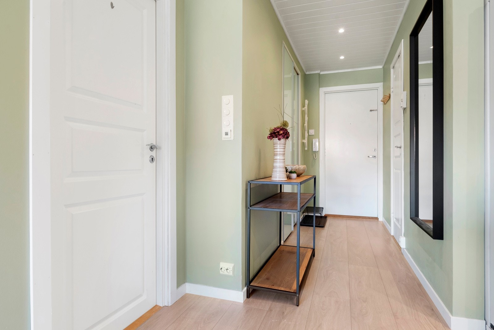 Det er også i gangen montert skyvedørsgarderobe. Galleribilde