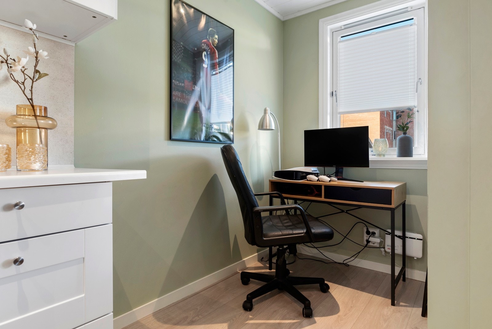 Praktisk og koselig innhuk på stue godt egnet som eksempelvis kontorplass. Galleribilde