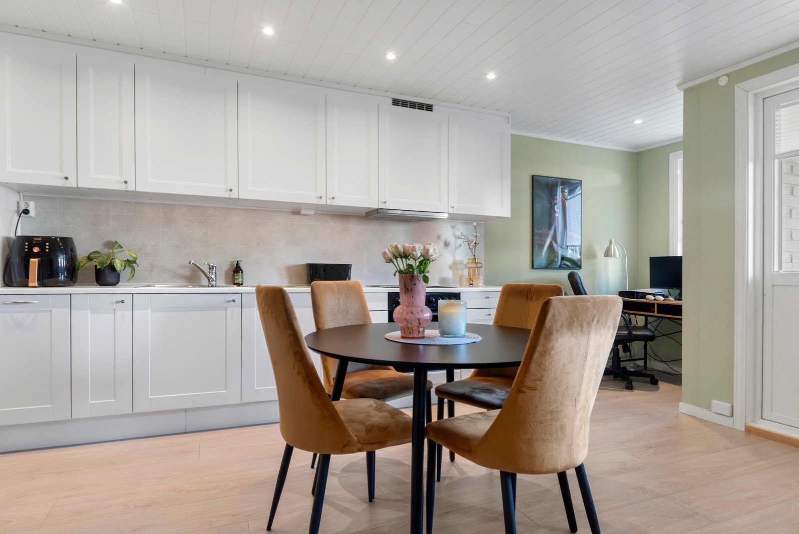 Alt foruten strømutgifter og innboforsikring er inkludert i månedlige felleskostnader, som forøvrig er lave. Galleribilde