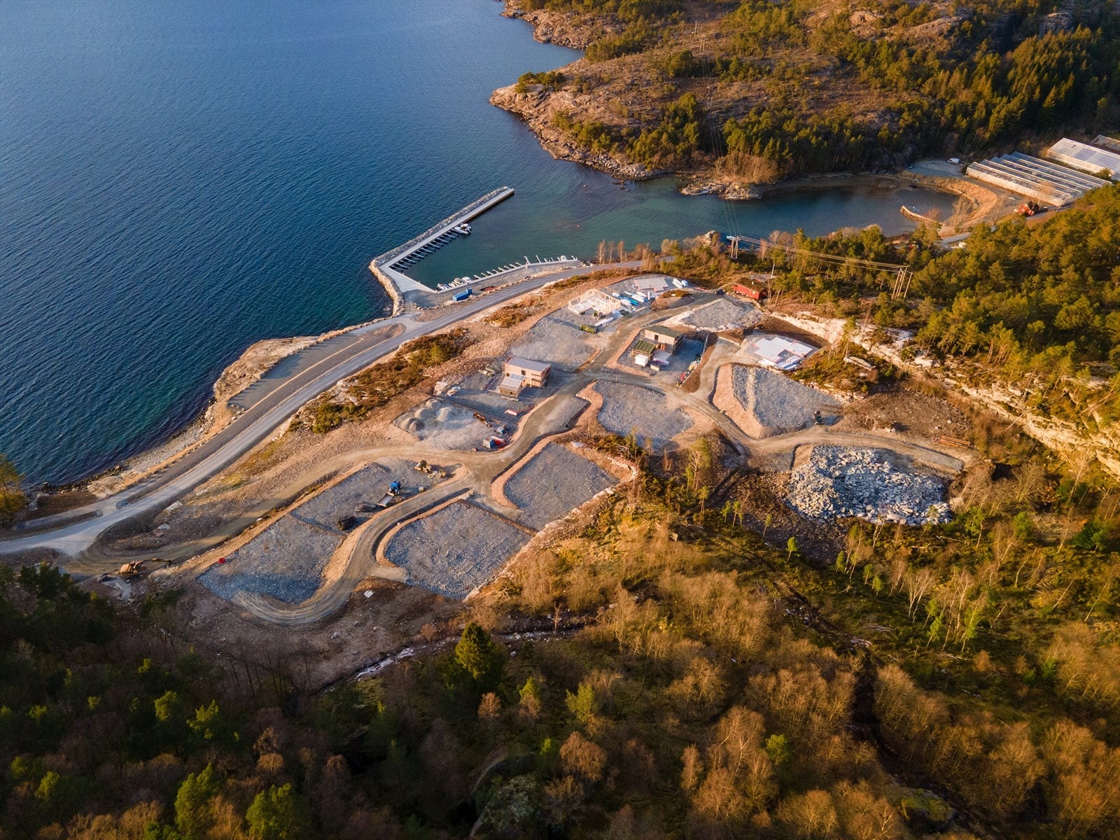 Like nedenfor hyttefeltet ligger en stor og flott molo med mulighet for båtplass og sjøbod Galleribilde
