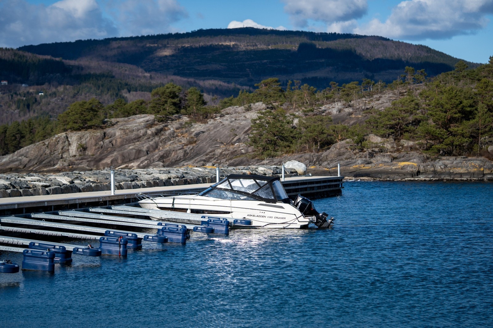 Flott båthavn like nedenfor hyttefeltet Galleribilde