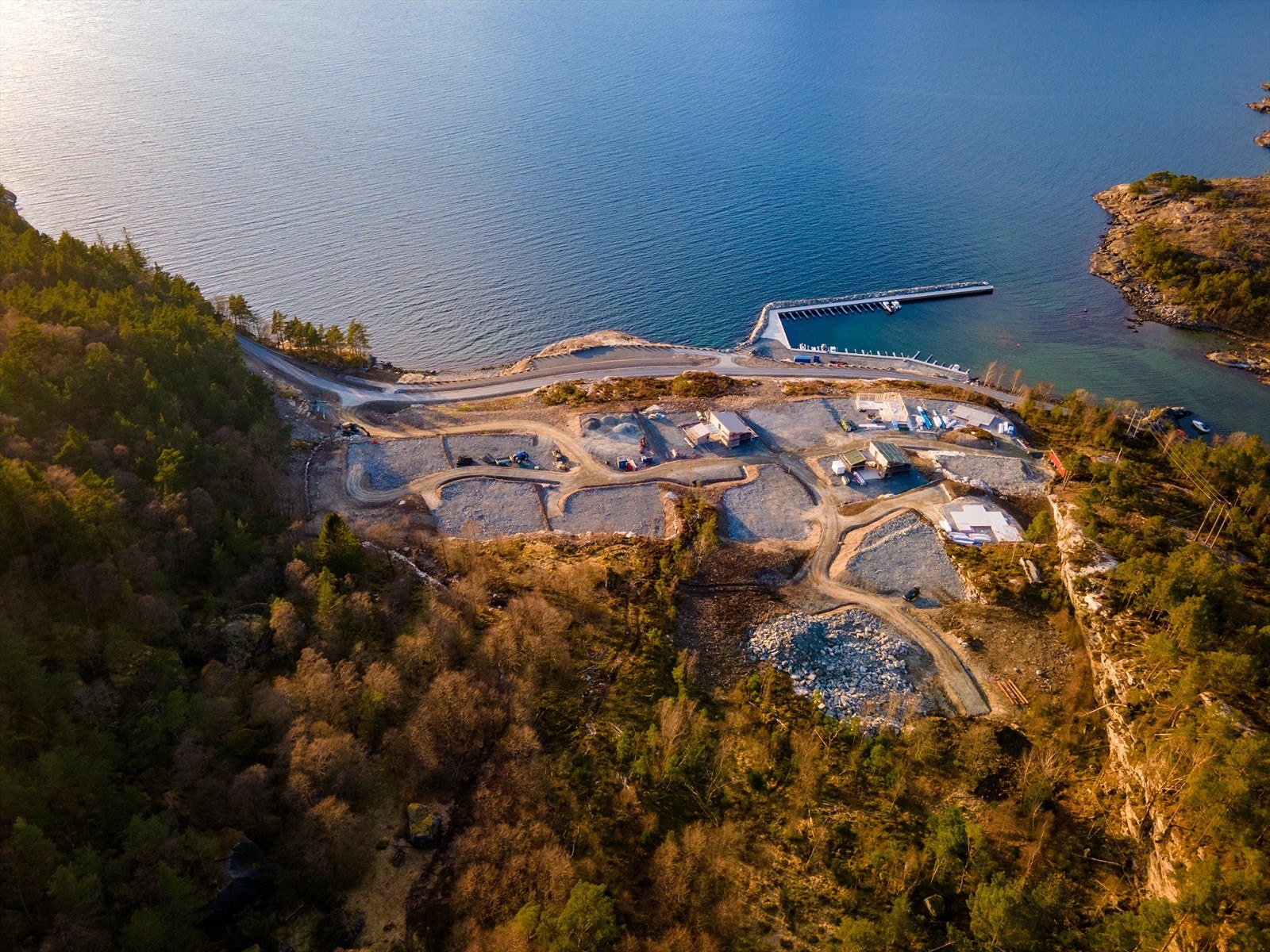 Hyttefeltet bader i kveldssol Galleribilde