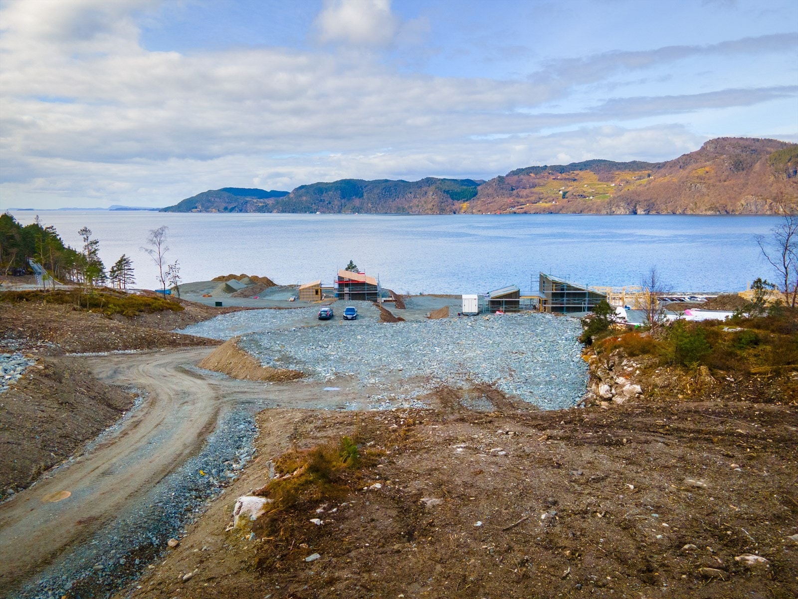 Fra tomtene har man nydelig utsikt og gode solforhold til langt på kveld. Galleribilde