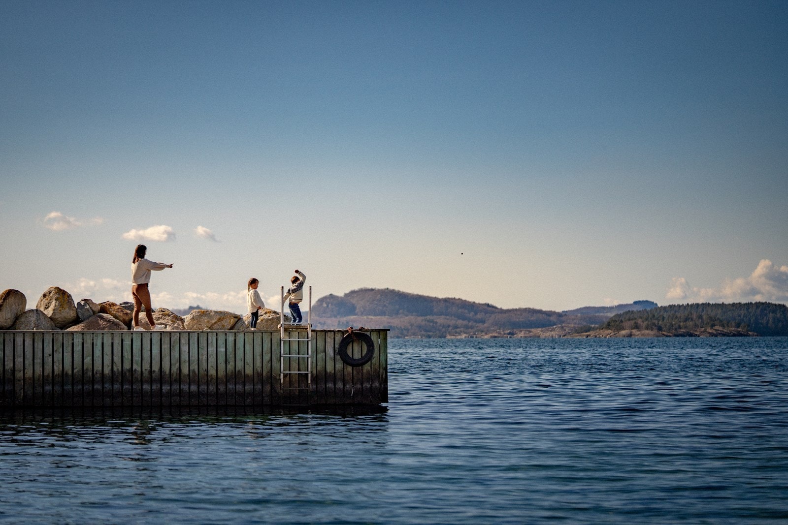 Ypperlig beliggenhet for deg som er glad i sjølivet med bading, båt og fiske Galleribilde