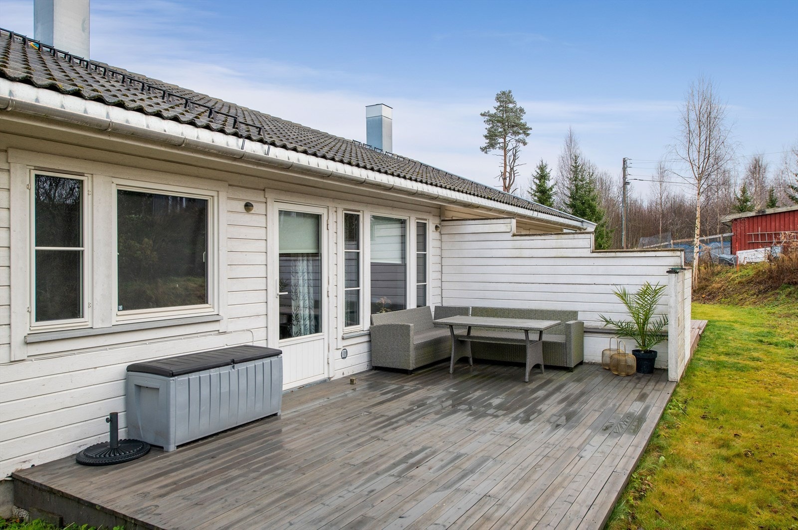 Terrasse med adkomst fra stue og terreng. Terrassen gir fin plass til ønsket utemøblement og har fine solforhold. Galleribilde