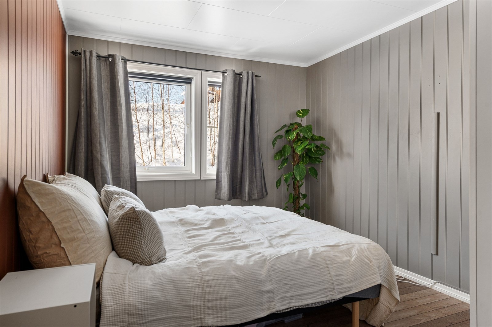 Soverom 2 malt i duse farger med fin plass til dobbeltseng og garderobeskap. Galleribilde