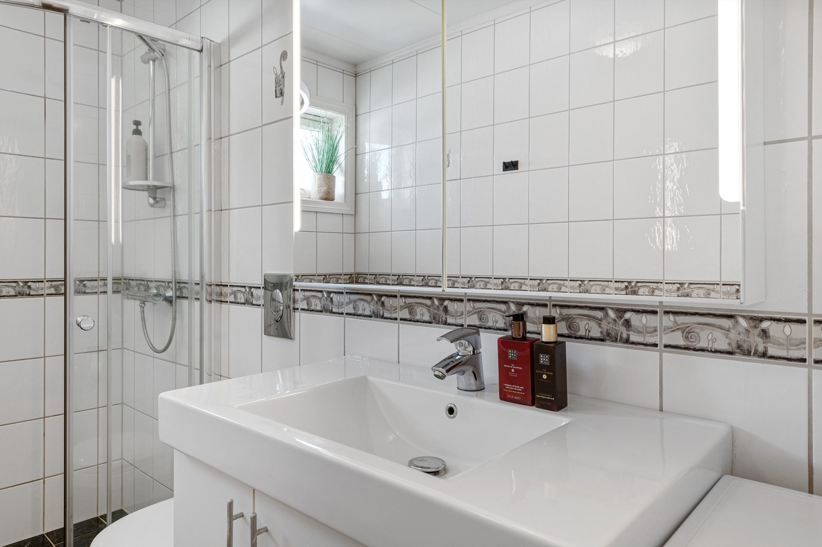 Baderommet har opplegg for vaskemaskin. Galleribilde