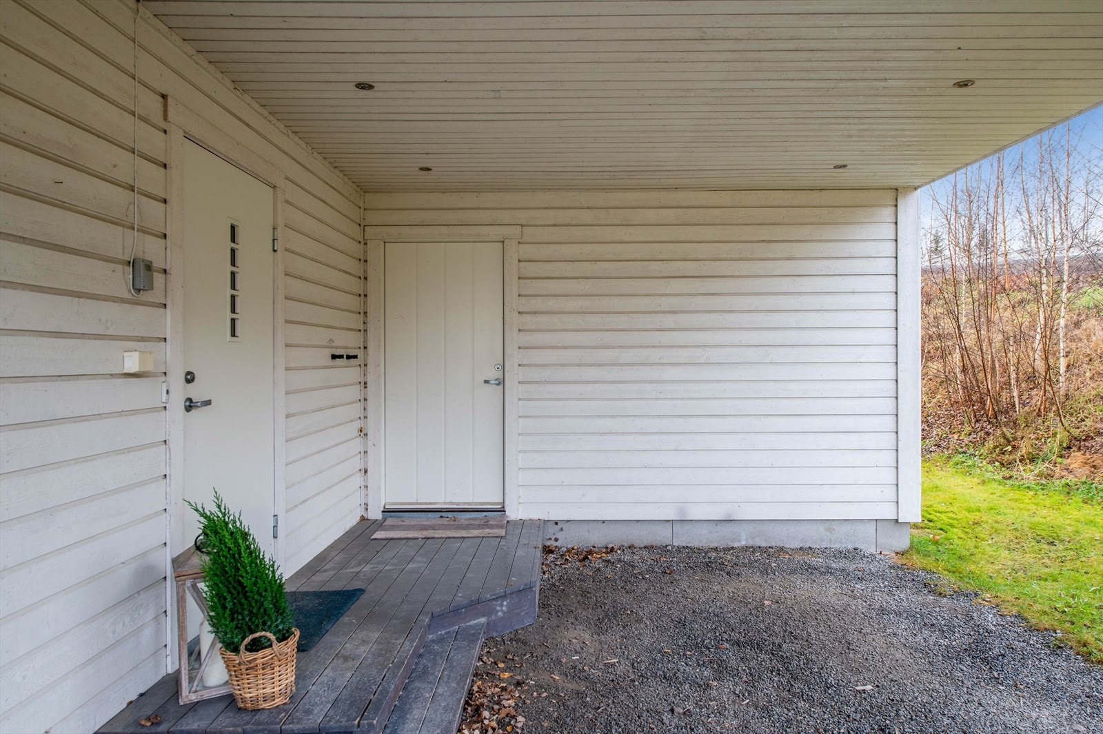 Overbygget inngangsparti/carport. Galleribilde