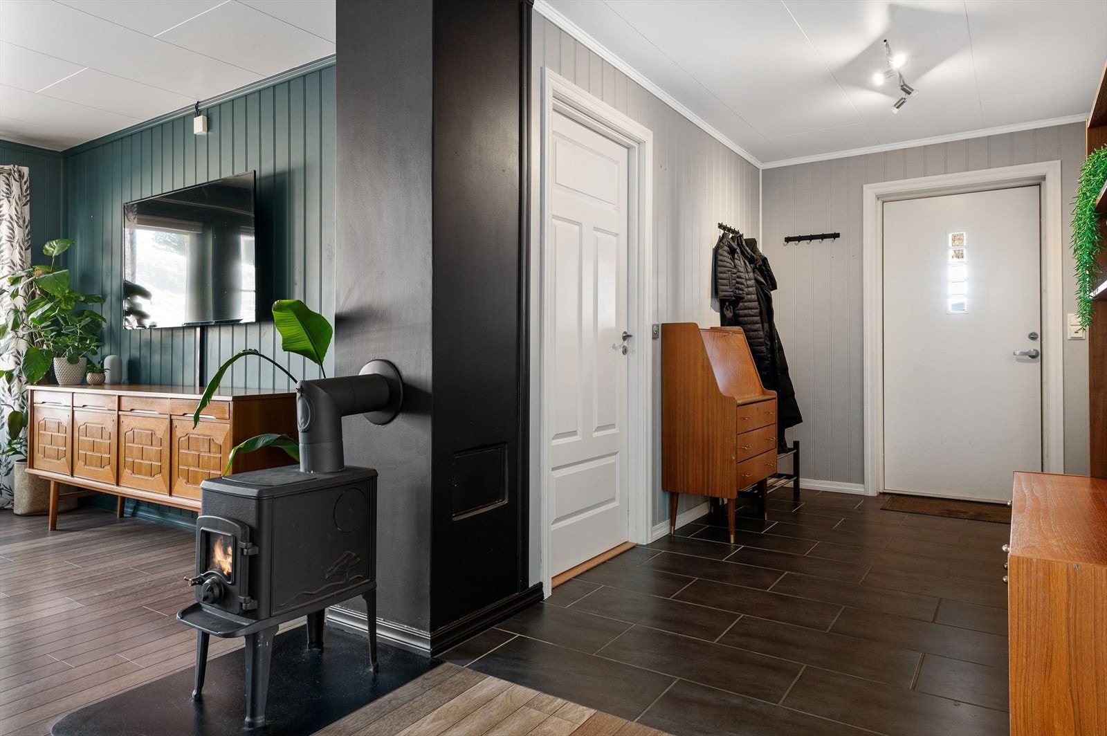 Romslig gang med plass til garderobe for ekstra oppbevaring. Varme i gulv. Galleribilde