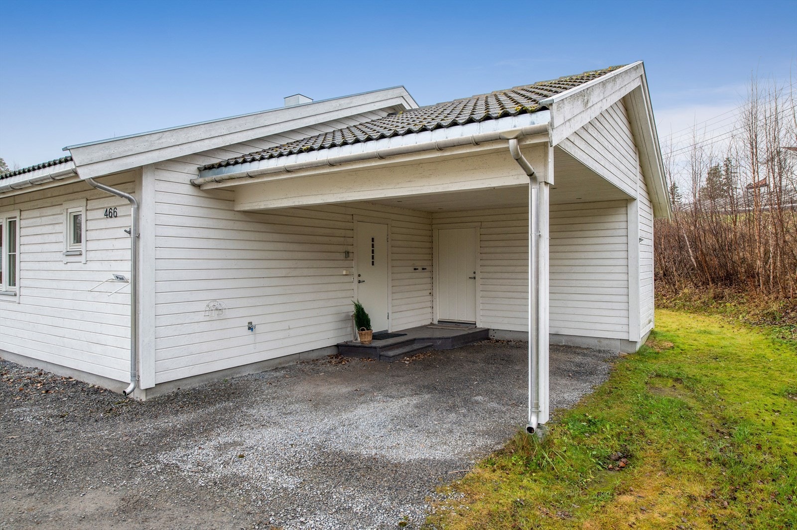 Parkering i carport. Galleribilde