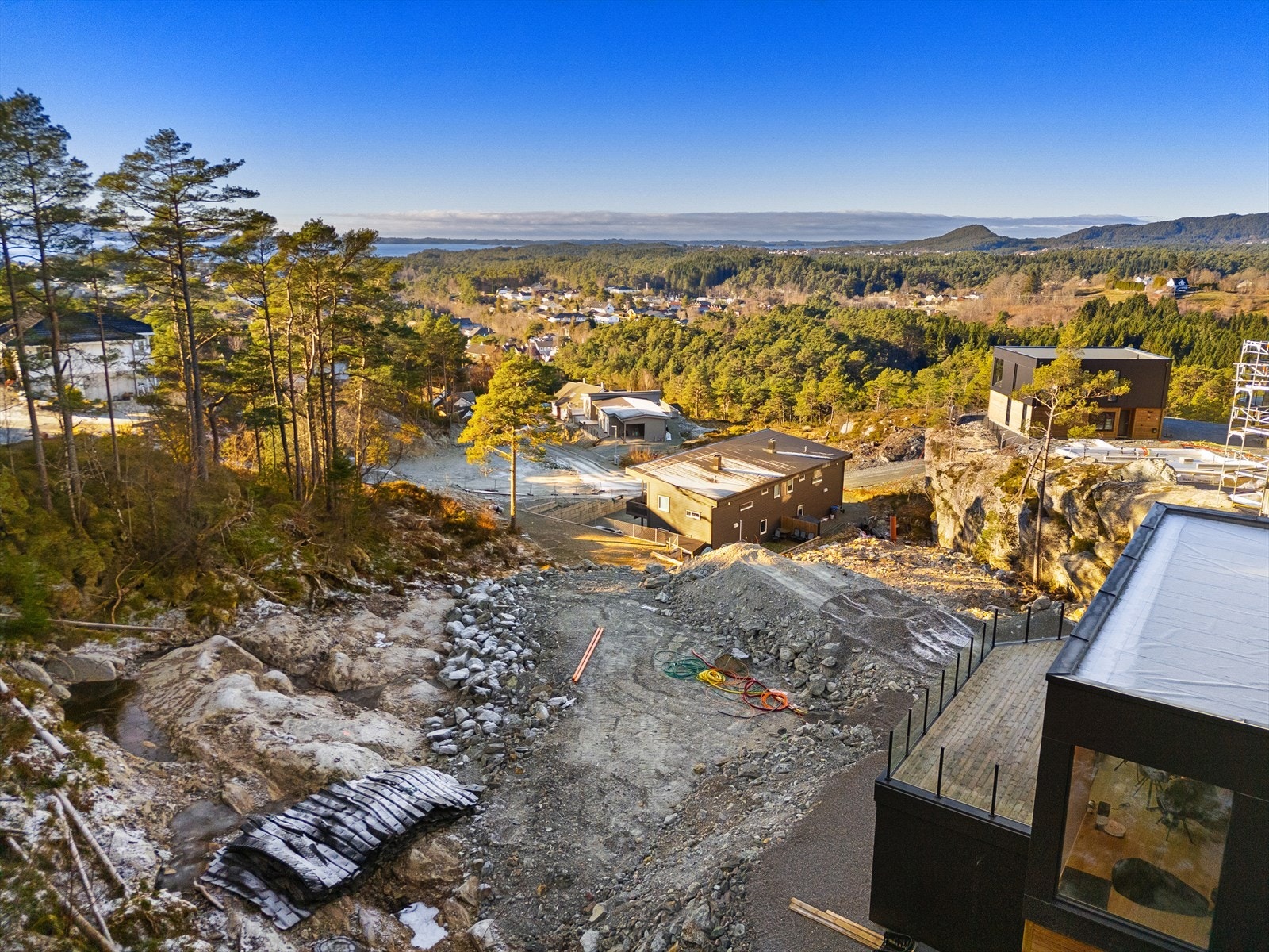 Tomten har en flott beliggenhet med flotte utsiktsforhold. Galleribilde