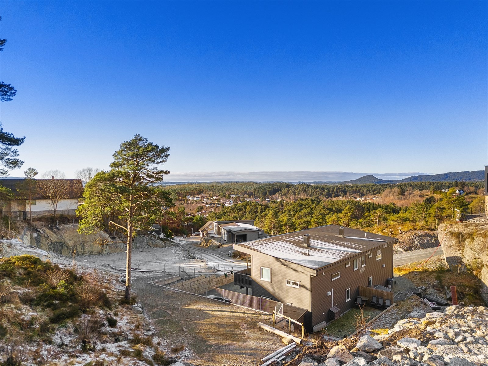 Det er lagt elektrisitet, vann og avløp helt opp til tomten. Galleribilde
