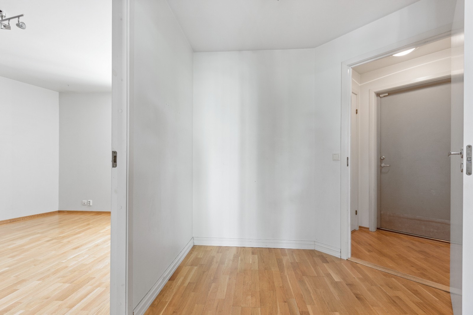 Entre med inngang til innvendig bod Galleribilde