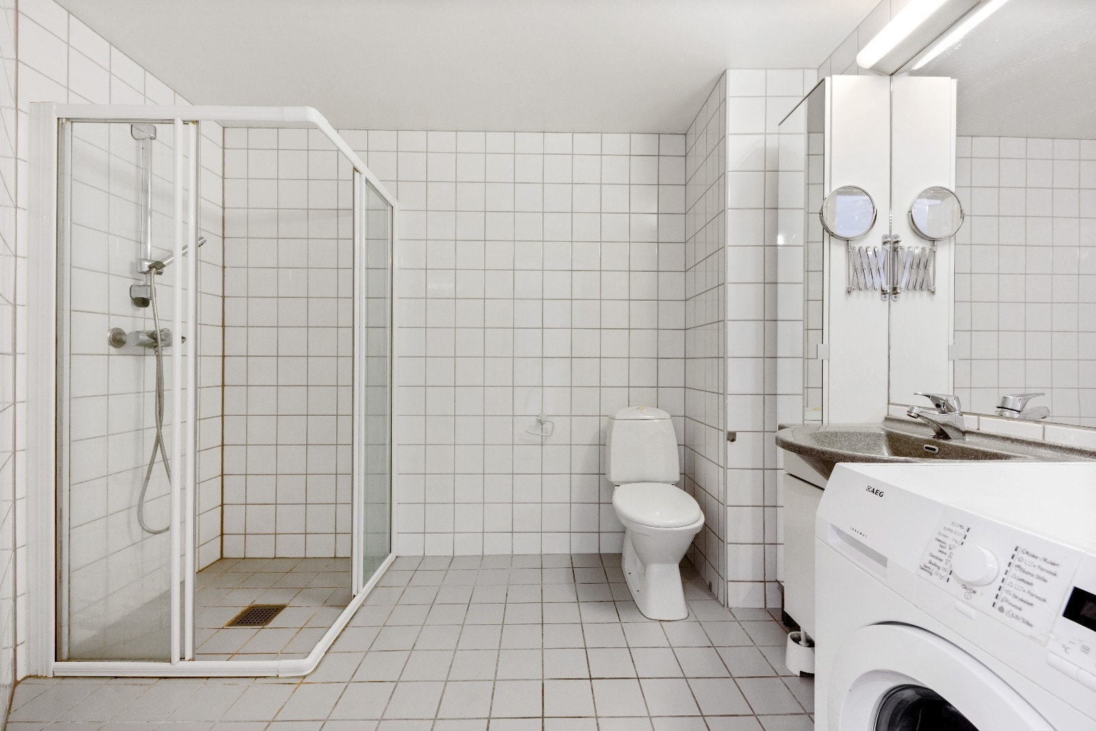 Romslig, flislagt bad med varmekabler. Vaskemaskin medfølger Galleribilde