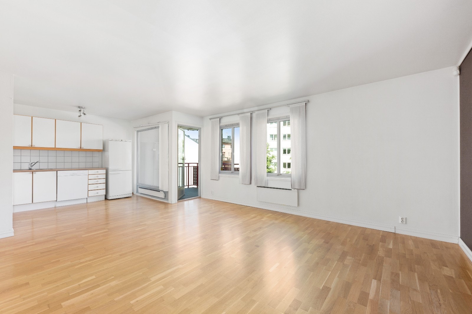 Lys og romslig stue med gode møbleringsmuligheter Galleribilde