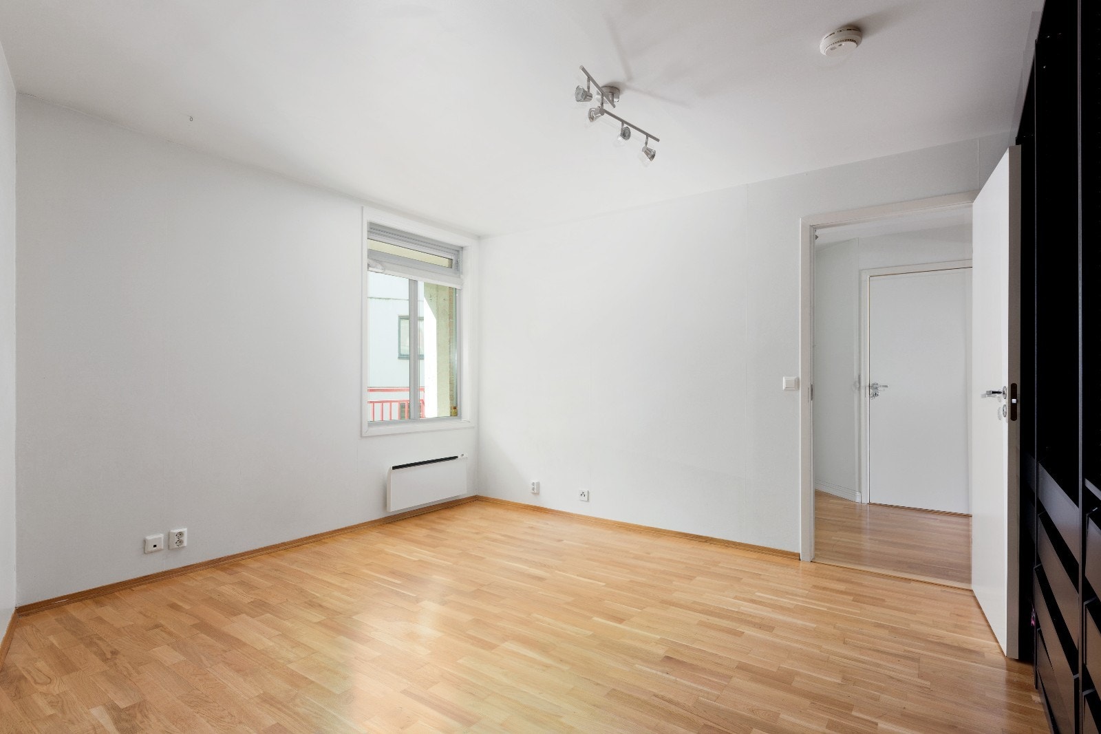 Hoved soverommet fremstår som lys og romslig - garderobeskap medfølger Galleribilde