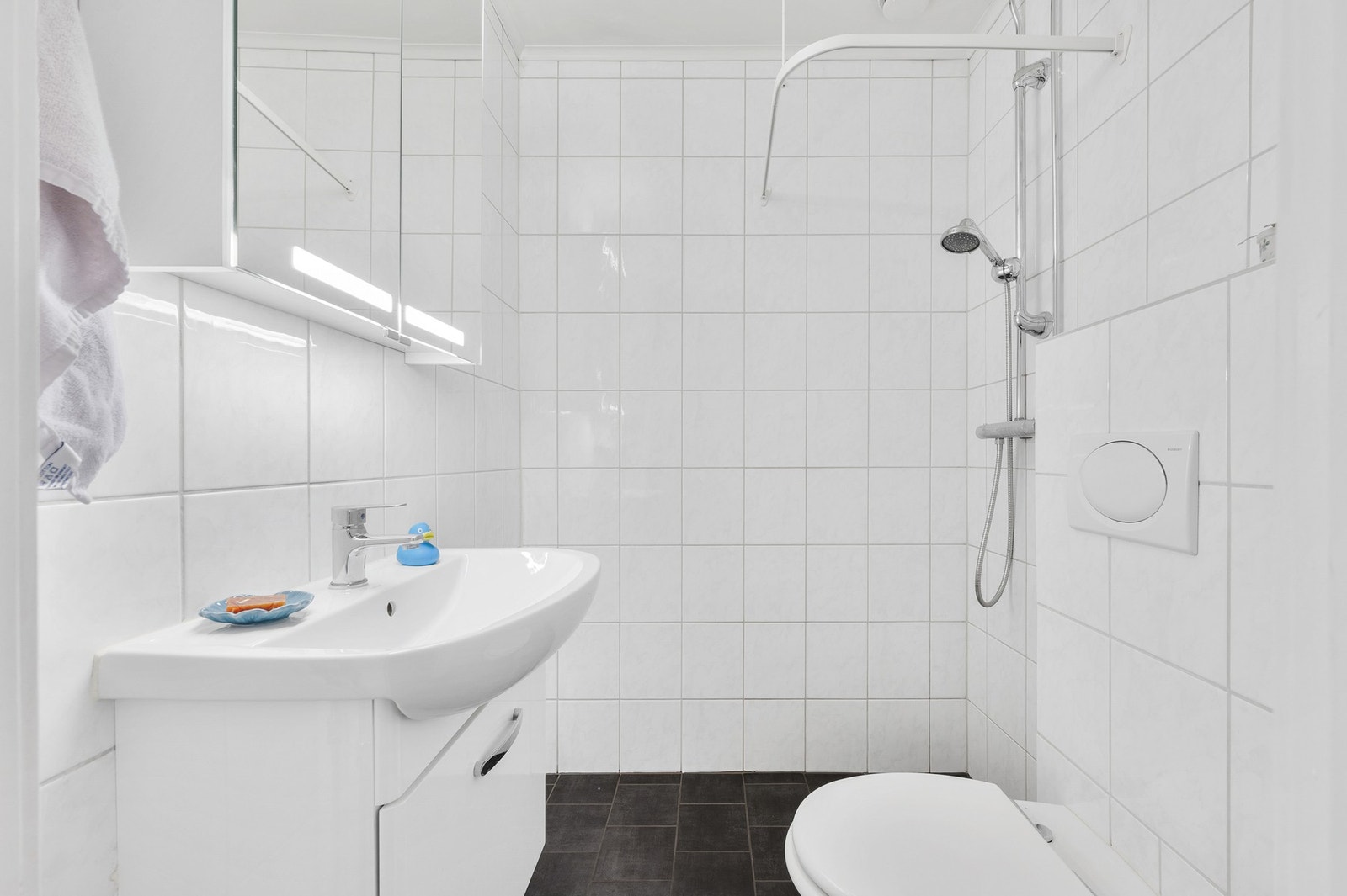 Baderom med flislagte overflater og gulvvarme. Galleribilde