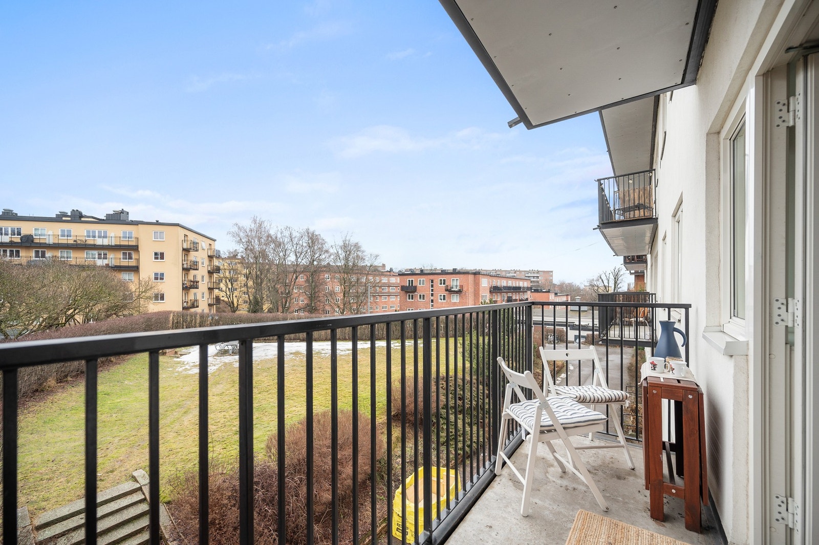 Balkongen og leiligheten sin helhelt vender ut mot rolig bakgård med flotte grøntarealer. Galleribilde