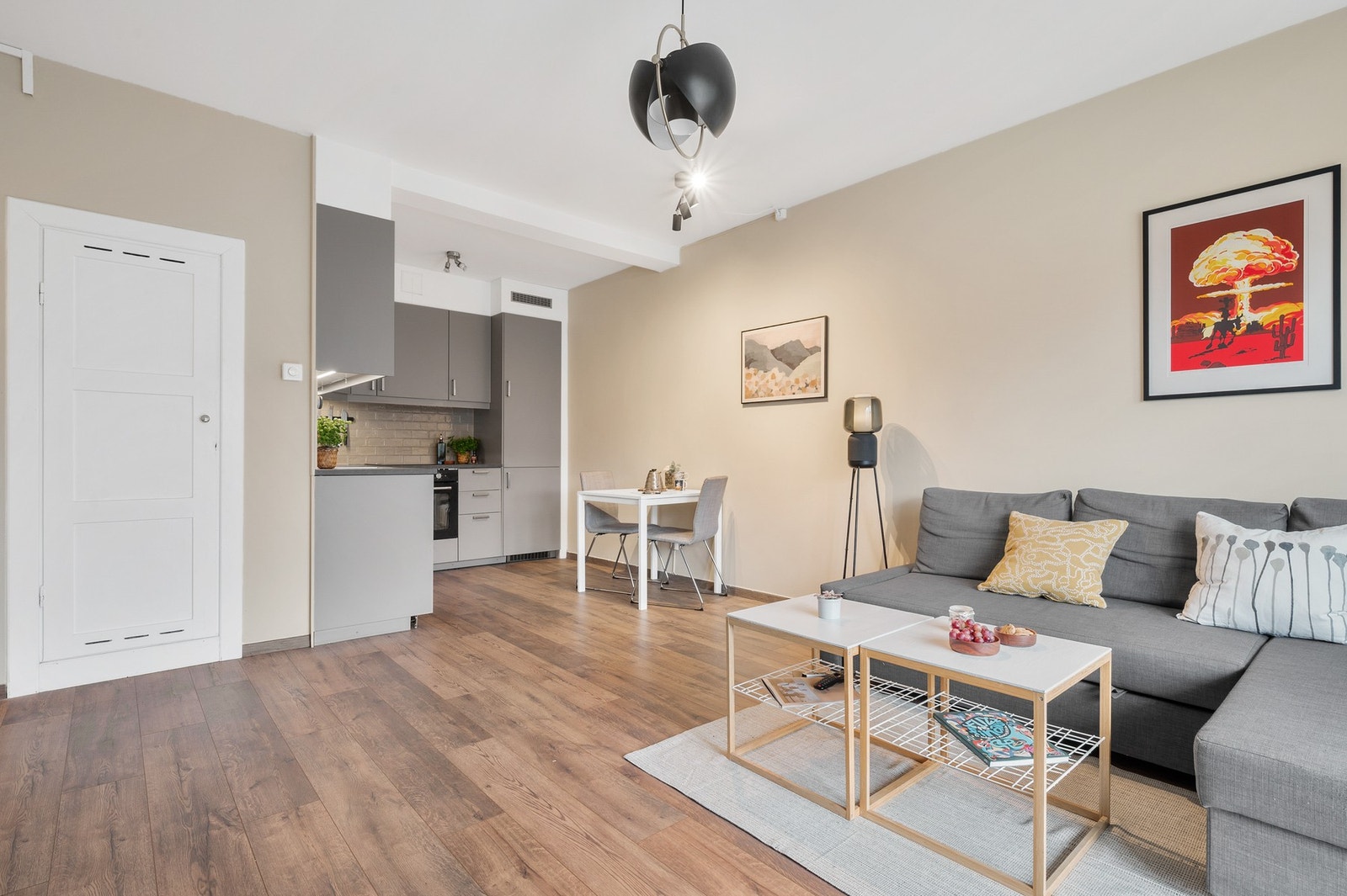 Naturlig sone for spisebord ved kjøkkenet. Galleribilde