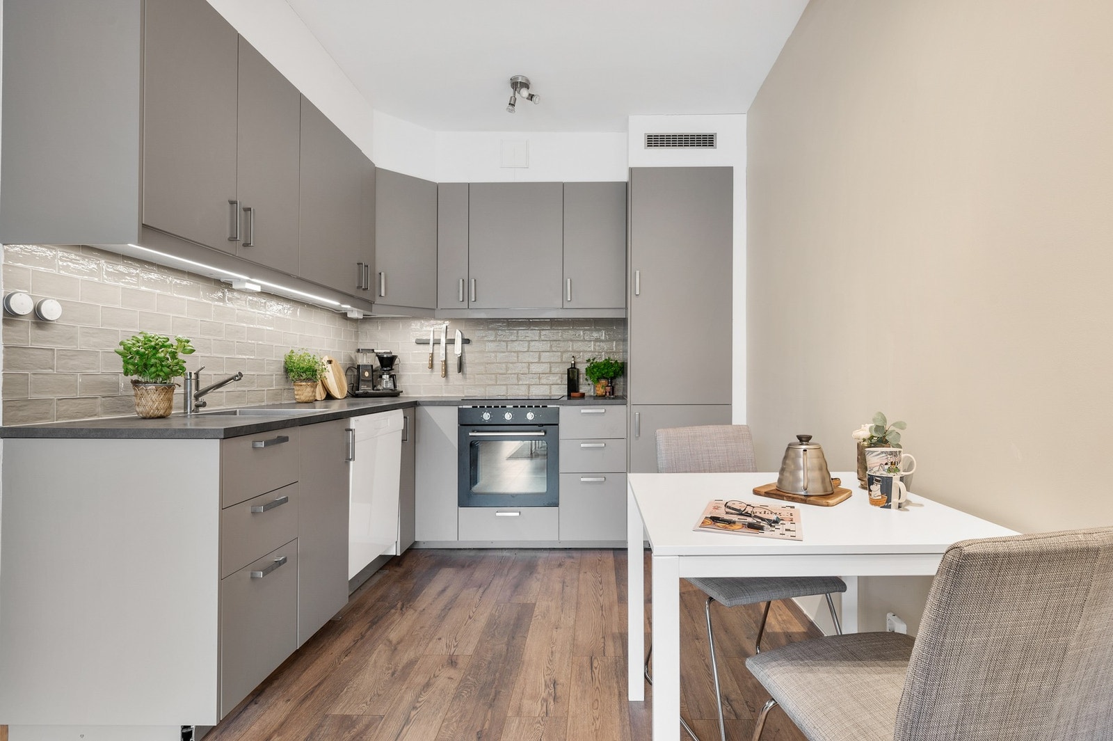 Lekkert kjøkken fra 2019. Her har du godt med skap- og benkeplass. Galleribilde