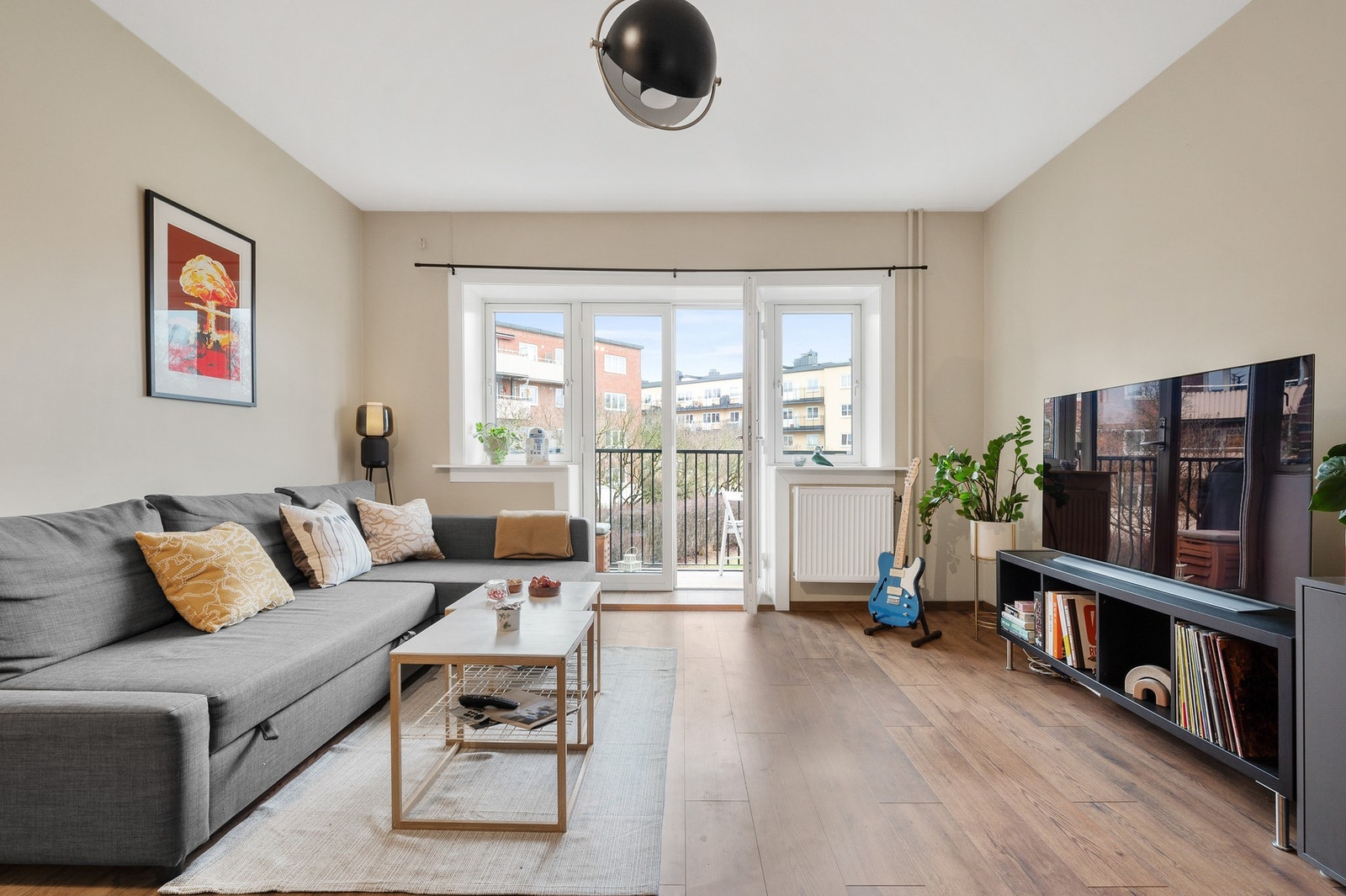 Stuen er lys og luftig, med store vindusflater som slipper inn godt med naturlig lys. Galleribilde