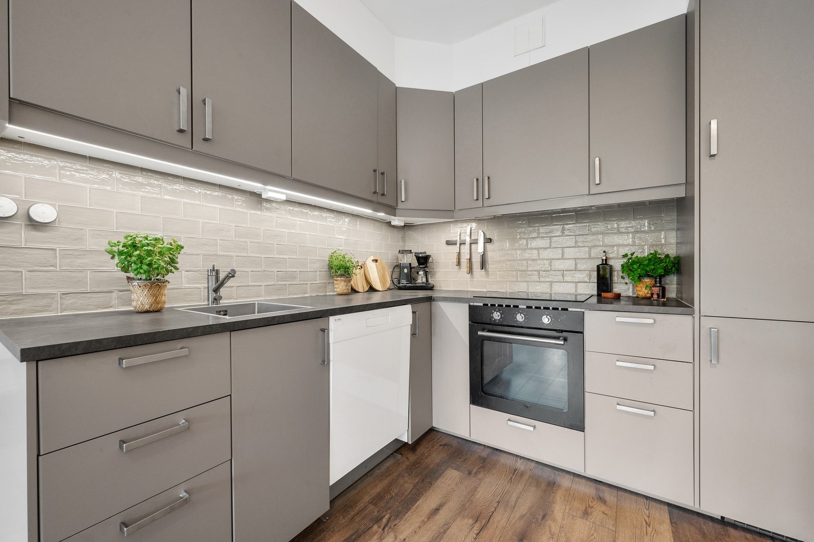 Integrert kjøl/fryseskap, stekeovn og keramisk platetopp. Galleribilde