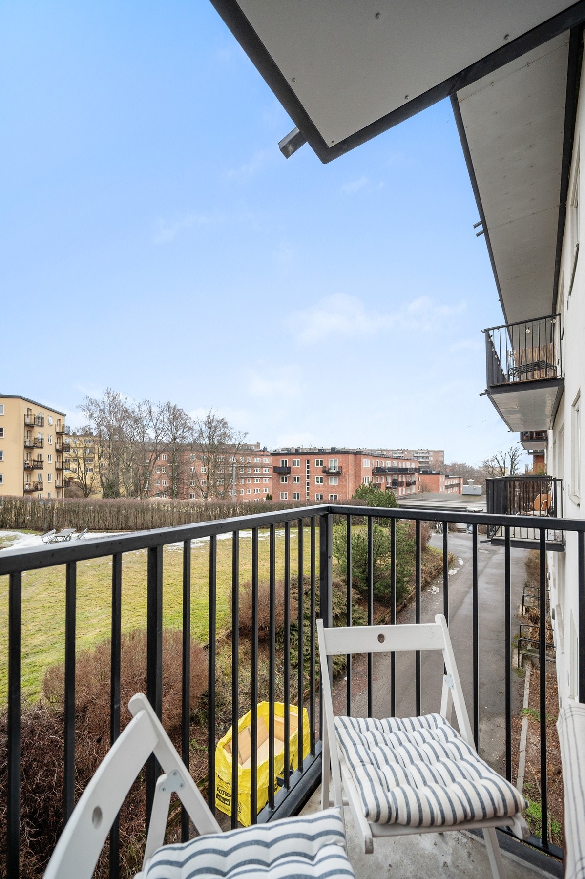 På sommeren kan du nyte morgenkaffe med sol på balkongen. Galleribilde