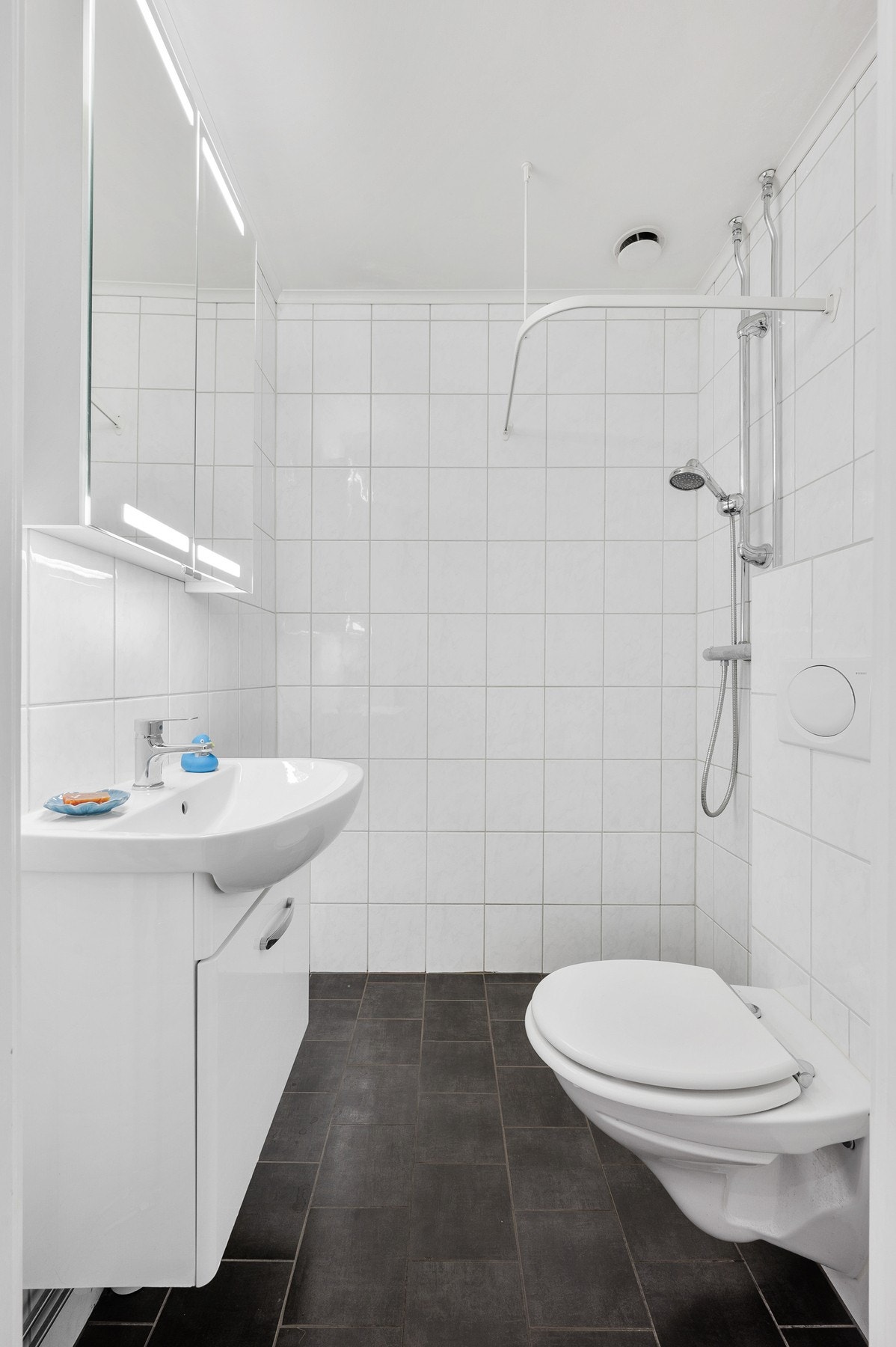 Badet har opplegg for vaskemaskin. Borettslaget har også fellesvaskeri. Galleribilde