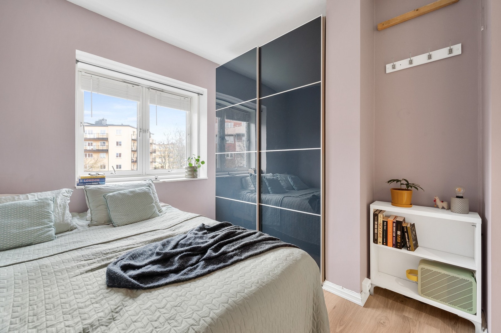 Godt med oppbevaringsplass i innebygget garderobeskap. Galleribilde