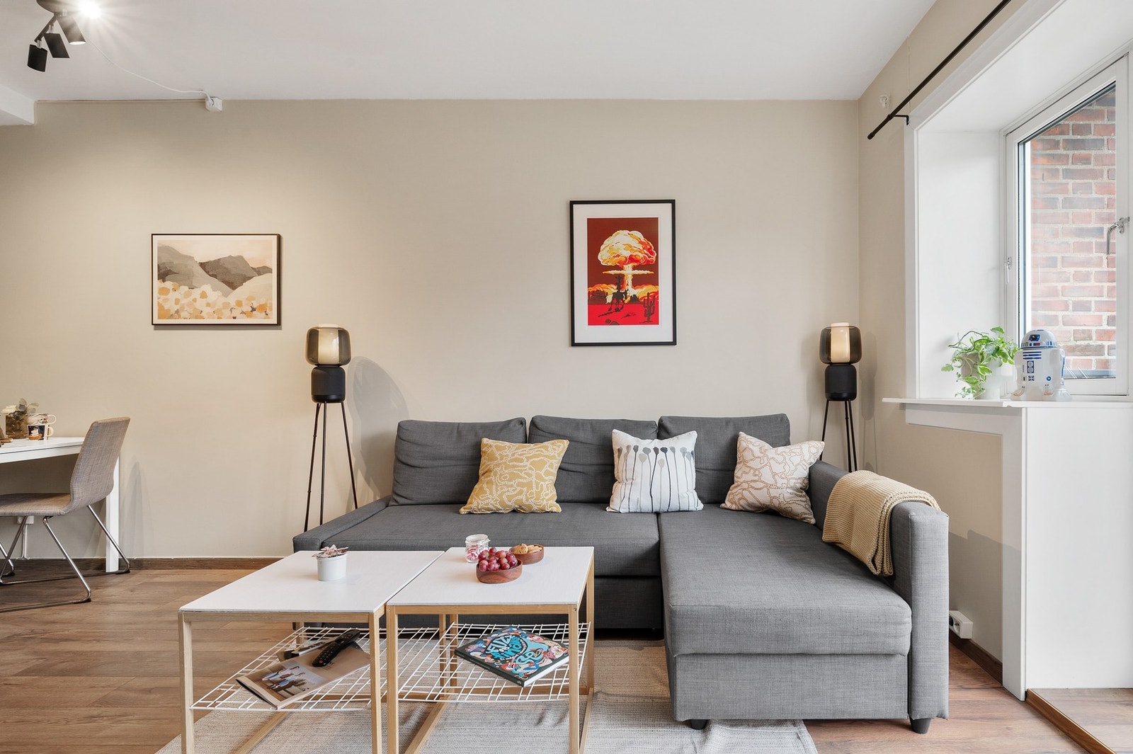 Boligen er malt i et tidsriktig og behagelig fargepallett. Galleribilde