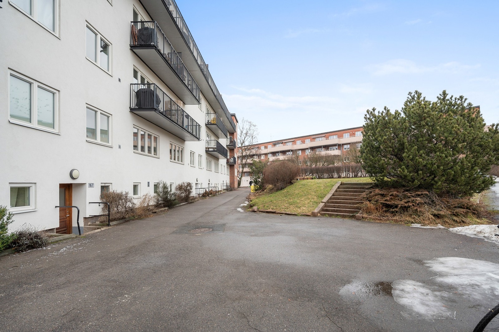 Borettslaget har 6 parkeringsplasser som fordeles etter loddtrekning. Galleribilde