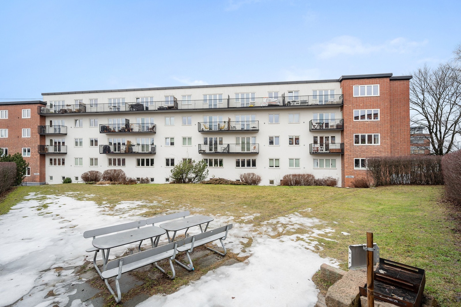 Bakgården er pent opparbeidet med flere sittegrupper og grøntområde. Galleribilde