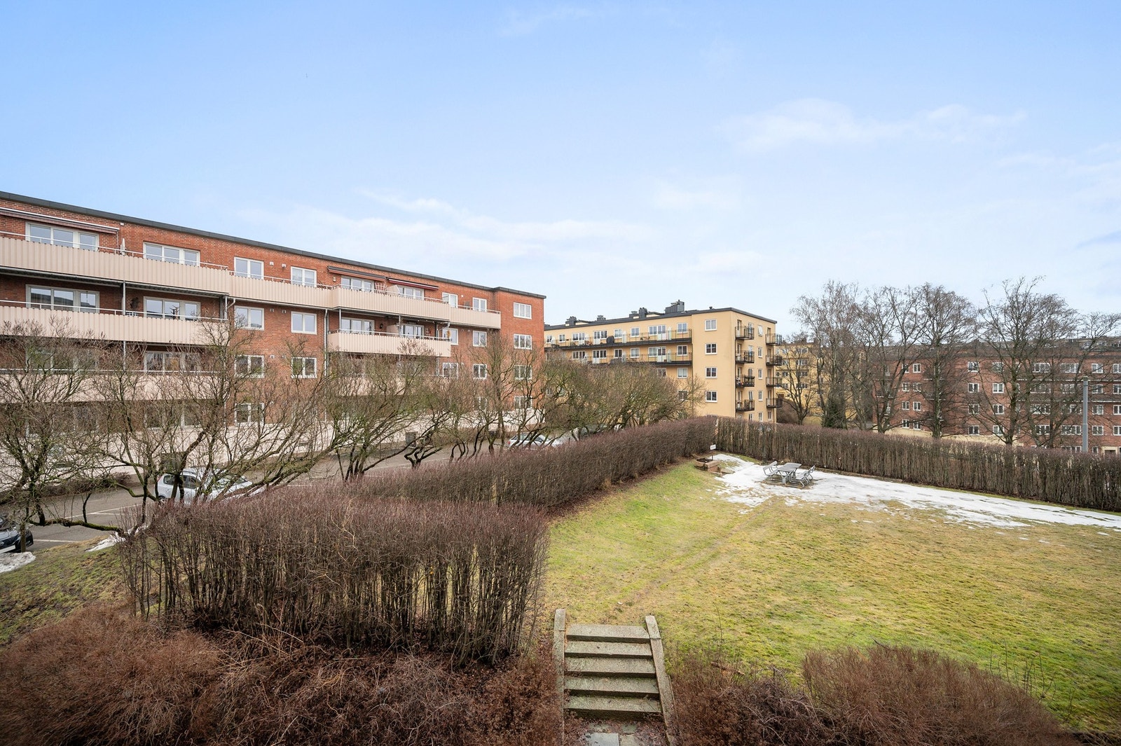 Balkongen vender ut mot bakgården. Galleribilde