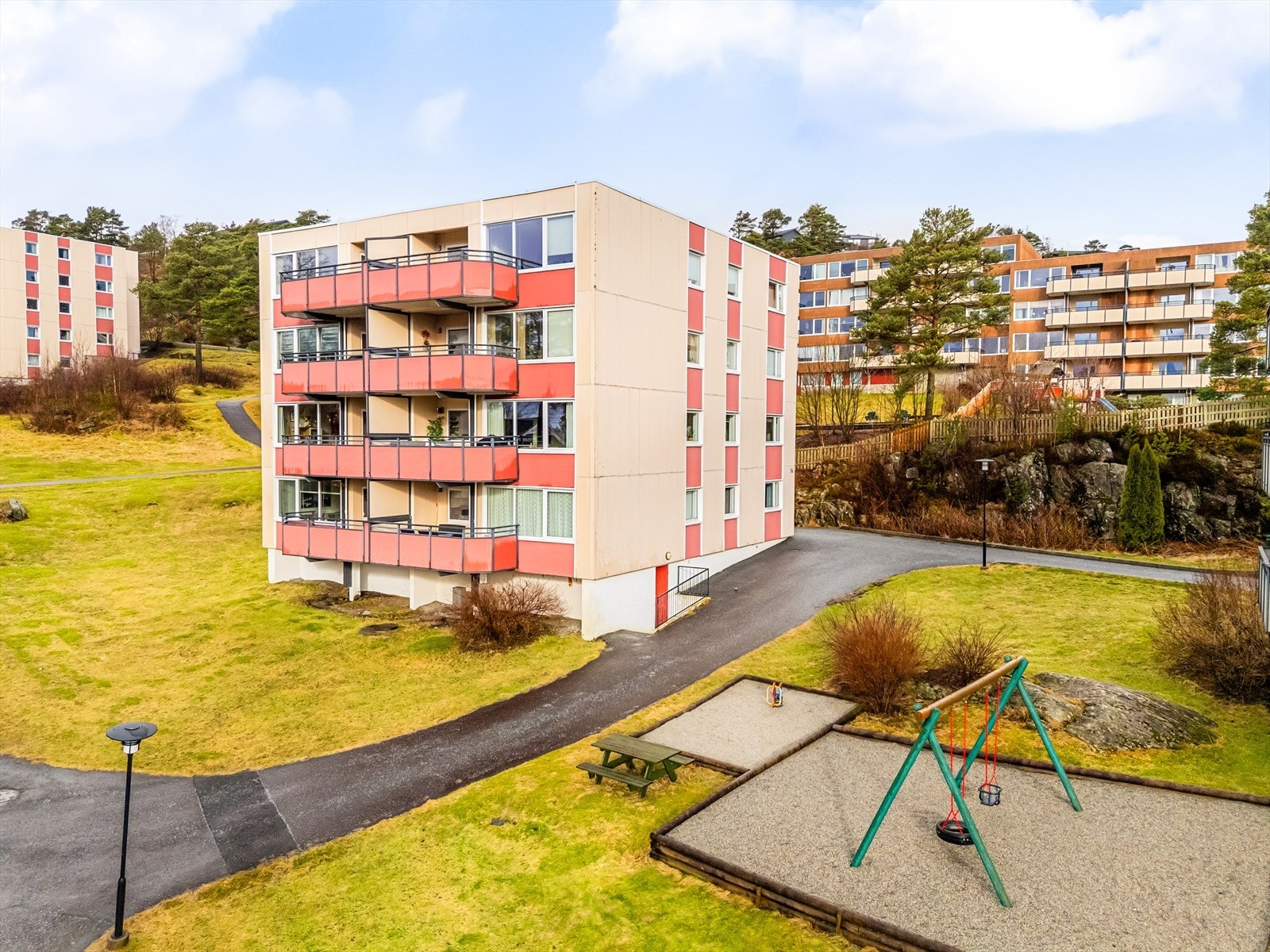 Det er enkel adkomst fra garasjeanlegg til boligen. Også nært gjesteparkering. Leiligheten ligger i 2. etasje Galleribilde